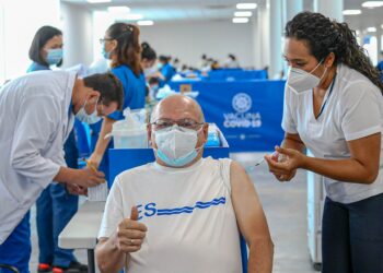 Ministro de Salud afirma que hondureños con nacionalidad salvadoreña podrán vacunarse en El Salvador