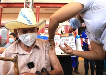 Vacunación de adultos mayores da inicio en San José de Colinas, Honduras