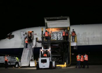 Llega a El Salvador un nuevo lote de 204,000 vacunas contra el COVID-19