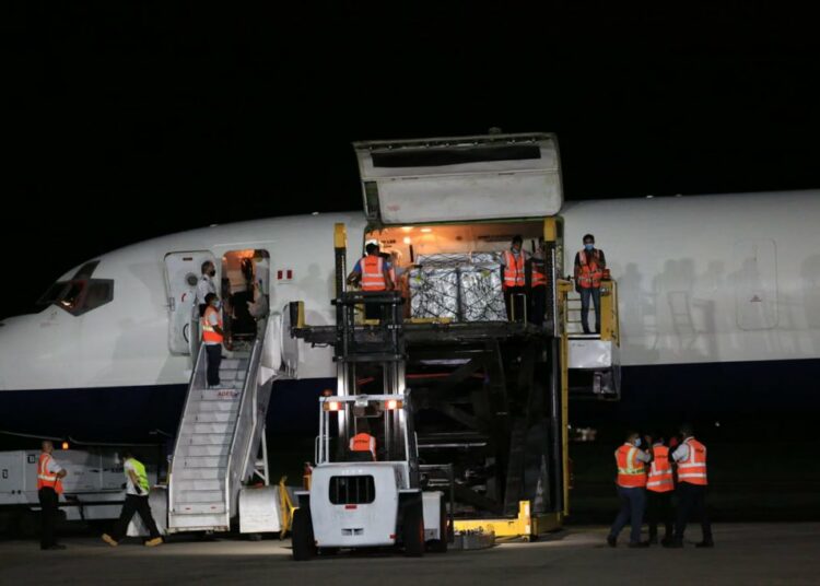 Llega a El Salvador un nuevo lote de 204,000 vacunas contra el COVID-19