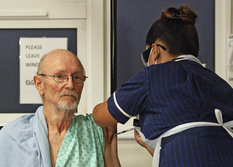 Muere a los 81 años William Shakespeare el primer hombre del mundo en recibir la vacuna contra el coronavirus