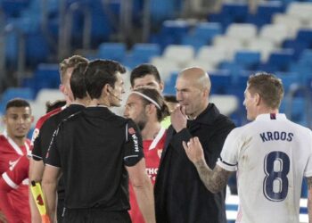 El enojo de Zidane al sentir que el Real Madrid fue perjudicado por el arbitraje frente al Sevilla