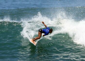 La salvadoreña Brenda Álvarez logra avanzar a la siguiente ronda del Surf City El Salvador ISA World Surfing Games 2021