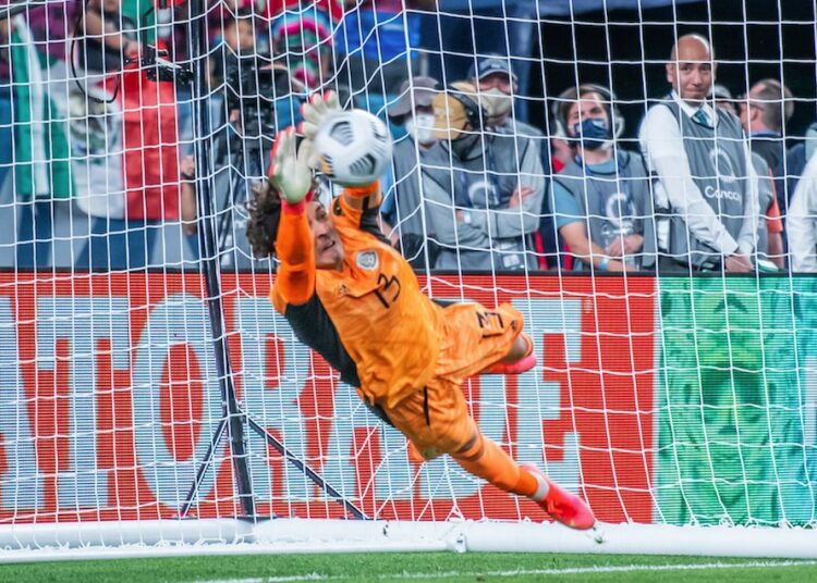 Memo Ochoa el héroe de México al atajar penal ante Costa Rica para ser finalista de la Liga de Naciones