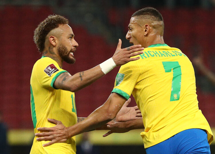 Brasil derrota 2-0 a Ecuador con polémica por actuación del árbitro Alexis Herrera