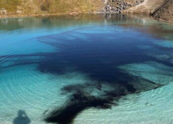 Una atractiva laguna de aguas azul turquesa cautiva a turistas, pero advierten no nadar en ella por ser tóxica