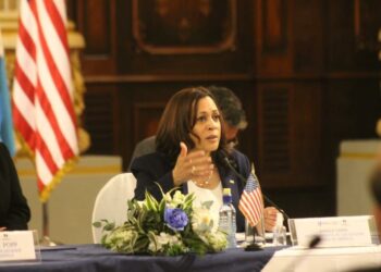 Centro para deportados, reunificación familiar y grupo anticorrupción las 3 claves de la visita de Kamala Harris a Guatemala