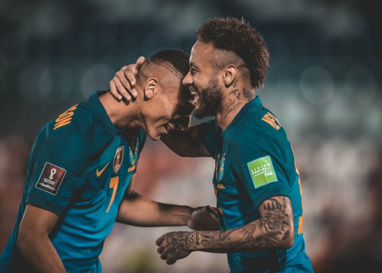 El líder Brasil vence 2-0 a Paraguay en Asunción