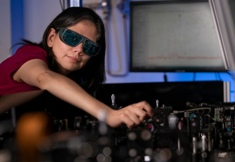 Inventan una nanopelícula que se aplica a las gafas y «hace visible lo invisible»