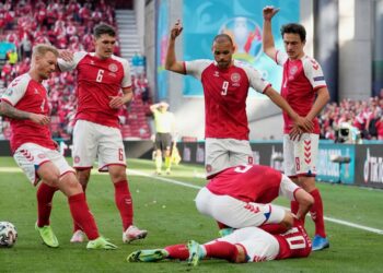 (VIDEO) Eurocopa 2021: Christian Eriksen se desploma en pleno partido, le hacen RCP