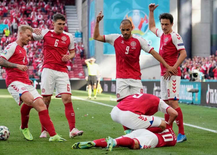 (VIDEO) Eurocopa 2021: Christian Eriksen se desploma en pleno partido, le hacen RCP