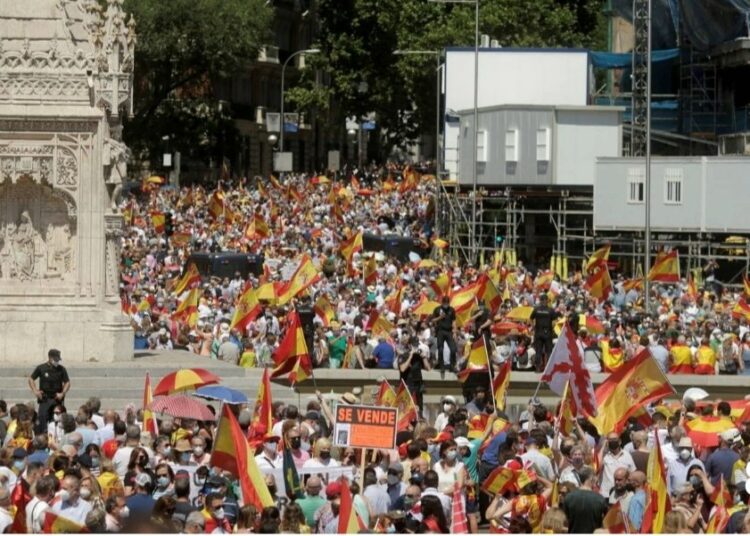 Miles de personas se manifiestan en Madrid en contra de los posibles indultos a los separatistas catalanes