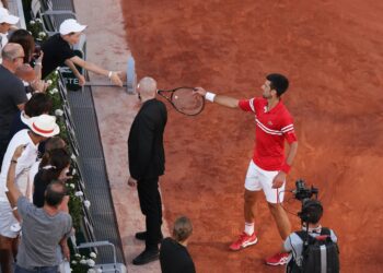 La increible reacción de un niño al recibir la raqueta con la Novack Djokovic ganó el Roland Garros