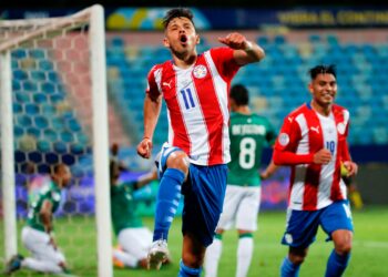Con dos goles de Ángel Romero, Paraguay le ganó 3-1 a Bolivia y lidera el Grupo A