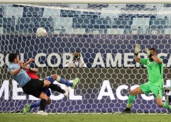 Uruguay y Chile, empate en un duelo con el sello de los goleadores Vargas y Suárez