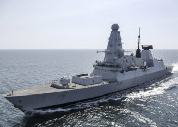 Un barco y un bombardero rusos lanzaron disparos de advertencia contra un destructor británico en el Mar Negro