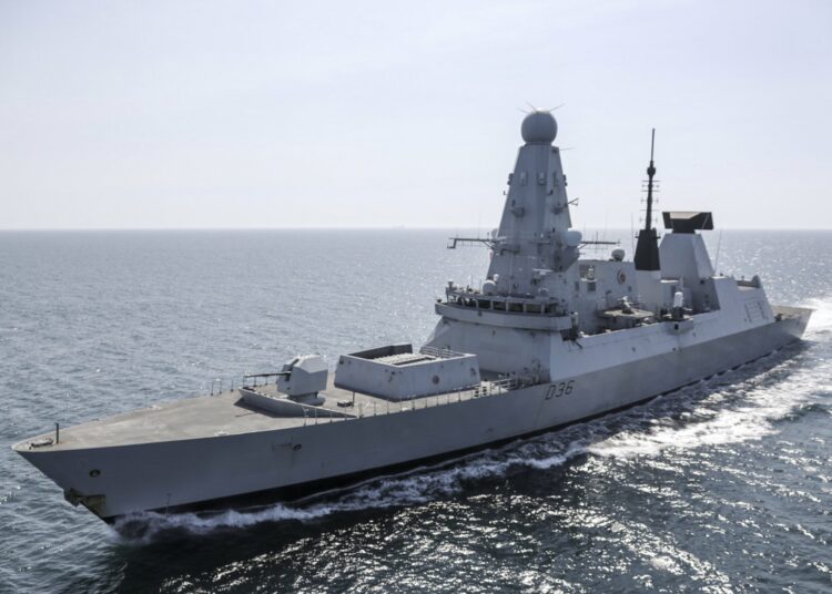 Un barco y un bombardero rusos lanzaron disparos de advertencia contra un destructor británico en el Mar Negro