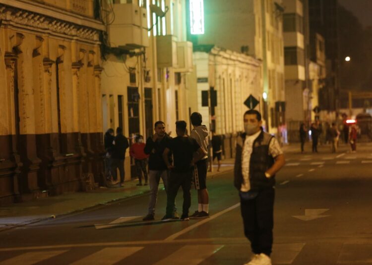 (VIDEOS) Un sismo de magnitud 6.0 sacudió la capital de Perú