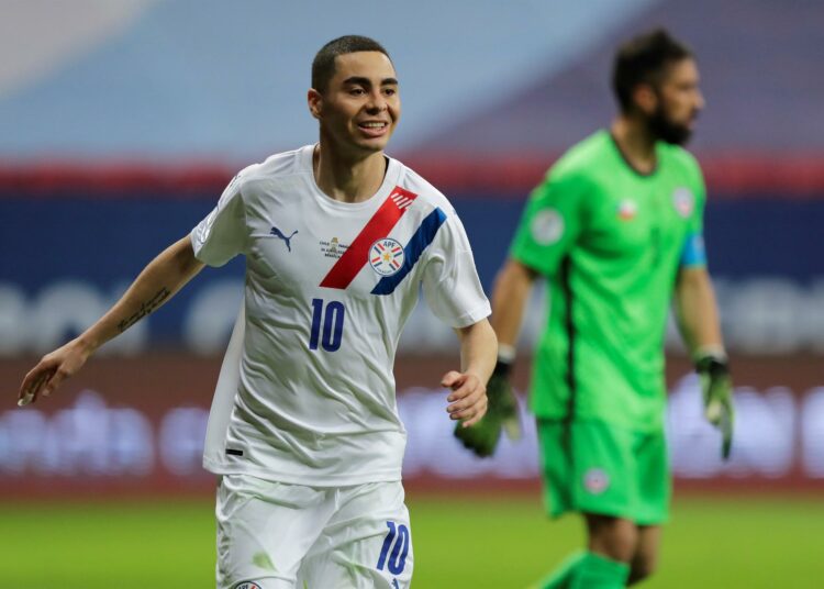 Paraguay le ganó 2-0 a Chile y se aseguró el pase a los cuartos de final de la Copa América