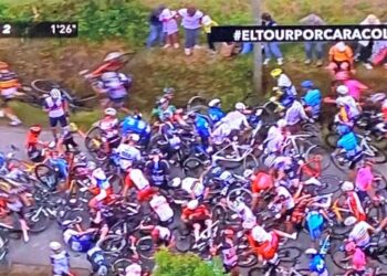 (VIDEO) Un aficionado provoca terrible caída masiva en el Tour de Francia con más de cien ciclistas involucrados