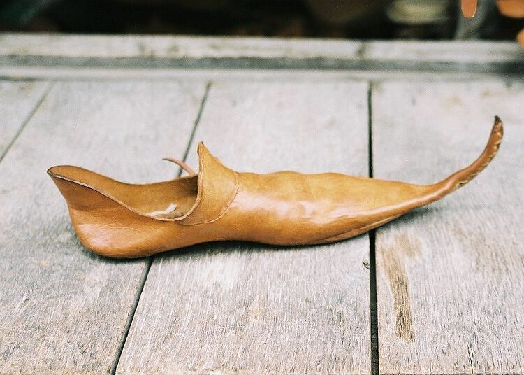 Una moda de zapatos puntiagudos desató una ‘plaga’ de juanetes en la Edad Media