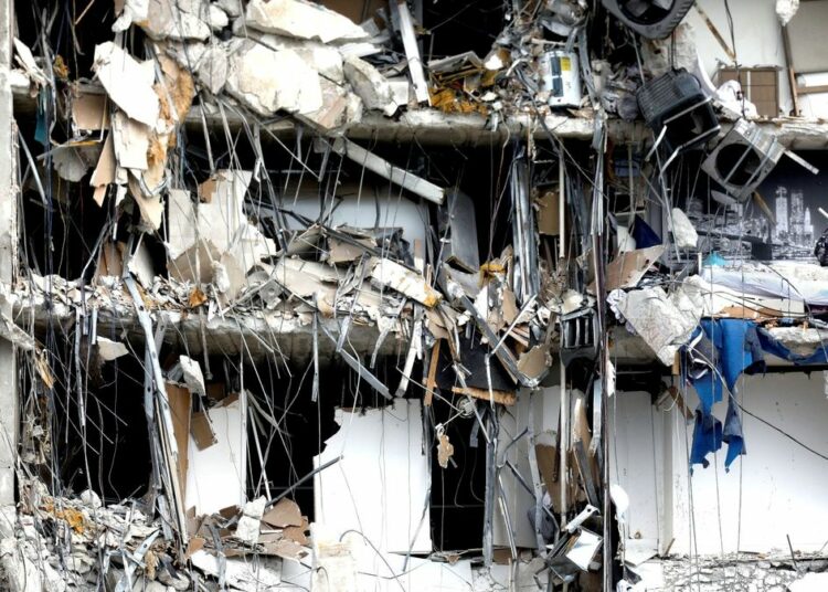 Ascienden a nueve los muertos en colapso de edificio en Miami
