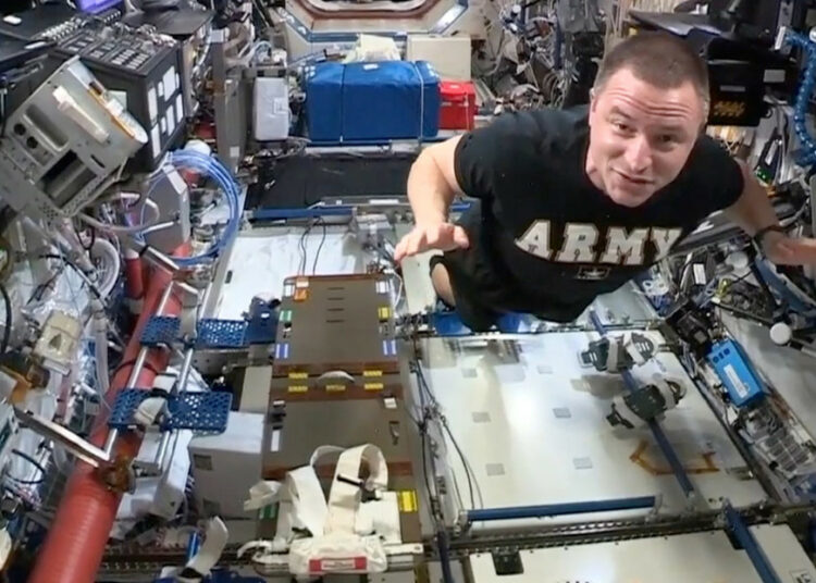 (VIDEO) Astronauta de la NASA realiza en el espacio una prueba de aptitud física de combate del Ejército de EE.UU