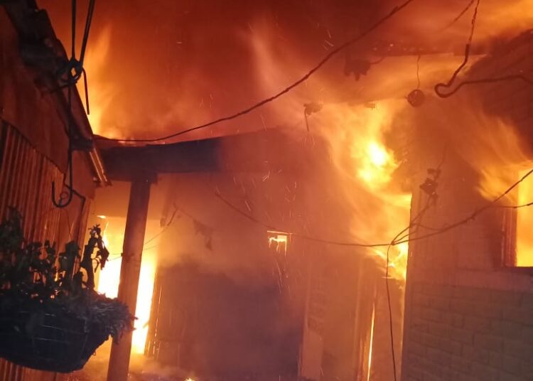 Incendio en un mesón de Santa Tecla es controlado por cuerpo de Bomberos