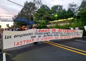 Sindicalistas protestan por irregularidades en gestión de Ernesto Muyshondt