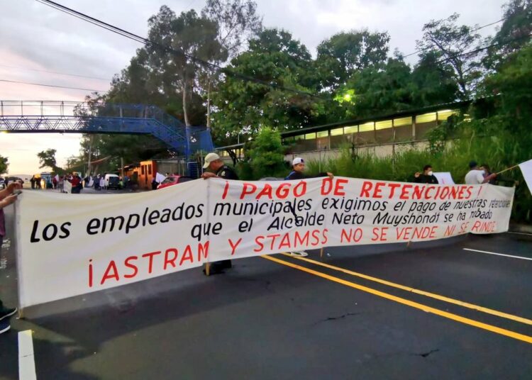 Sindicalistas protestan por irregularidades en gestión de Ernesto Muyshondt