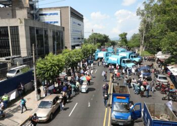 ASTRAM exige la captura del ex alcalde Muyshondt a las afueras del Centro Judicial Isidro Menéndez