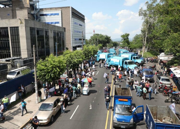 ASTRAM exige la captura del ex alcalde Muyshondt a las afueras del Centro Judicial Isidro Menéndez