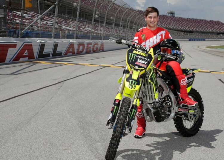 (VIDEO) El piloto Alex Harvill fallece frente al público mientras practicaba para batir un récord mundial de salto en moto
