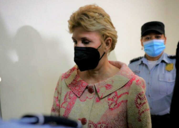 Ana Ligia de Saca es trasladada a Cárcel de Mujeres