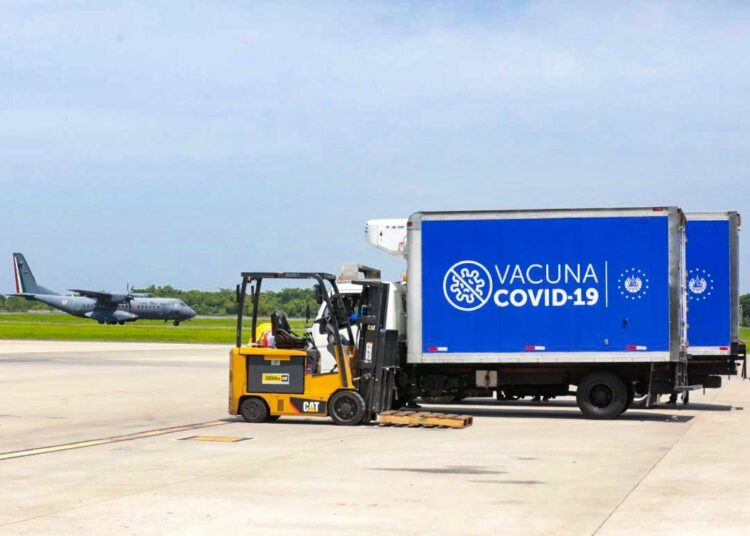 Llegan al país 100,800 vacunas contra el COVID-19 donadas por México