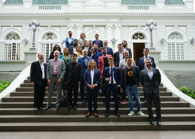 Brock Pierce y otros 30 inversionistas escuchan propuesta de energía renovable para bitcoin en El Salvador