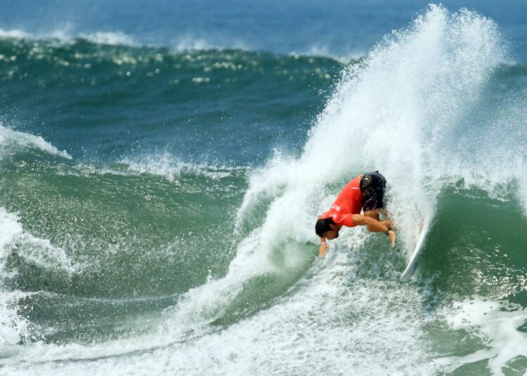 El surfista salvadoreño Bryan Pérez fue enviado al repechaje del Surf City El Salvador ISA World Surfing Games 2021