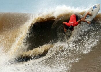 Bryan Pérez protagonizó un emocionante heat y avanzó a la quinta ronda del Surf City El Salvador ISA World Surfing Games 2021