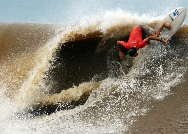 Bryan Pérez protagonizó un emocionante heat y avanzó a la quinta ronda del Surf City El Salvador ISA World Surfing Games 2021