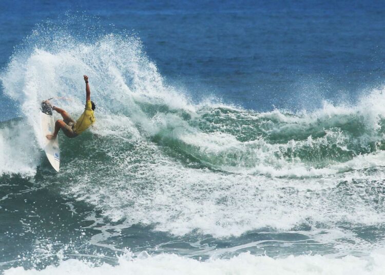 El surfista salvadoreño Bryan Pérez a México a competir en el Tour Continental ALAS 2021