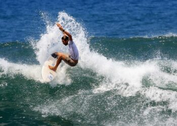 Bryan Pérez demostró su gran nivel y logra clasificar a la séptima fase de Surf City El Salvador ISA World Surfing Games 2021