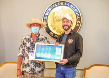 Presidente Bukele recibe reconocimiento de la ISA por excelente organización del mundial de surf