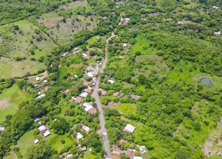Obras Públicas entrega pavimentación de calle que conecta municipios entre San Miguel y La Unión