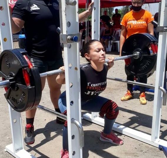 Jorge Bonilla y Verónica Esquivel los ganadores del campeonato nacional de fuerza extrema IV fitness que se desarrolló en Sonsonate