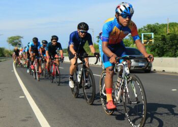 Los ciclistas salvadoreños Carlos Albergue e Iris Díaz se coronaron campeones de la categoría élite