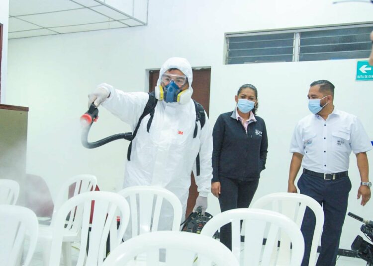 Gobierno realiza jornada de desinfección en diferentes centros de salud