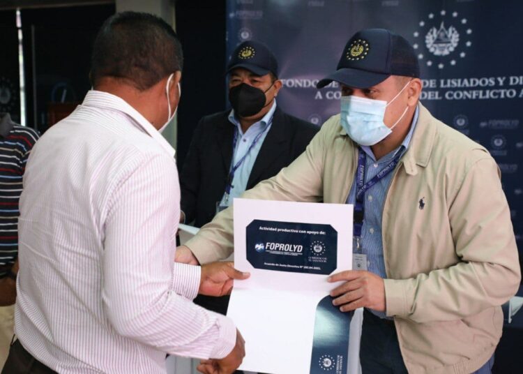 Entregan capital semilla a personas discapacitadas a causa de la guerra