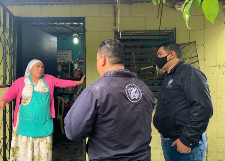 Familias de San Salvador, Santa Tecla y Colón han sido evacuadas debido a las intensas lluvias que afectan al país