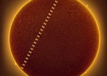 (VIDEO) Captan el instante en que la EEI pasa por delante del Sol creando un ‘efecto cremallera’