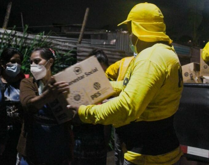 Gobierno entrega paquetes alimentarios a familias afectadas por las lluvias